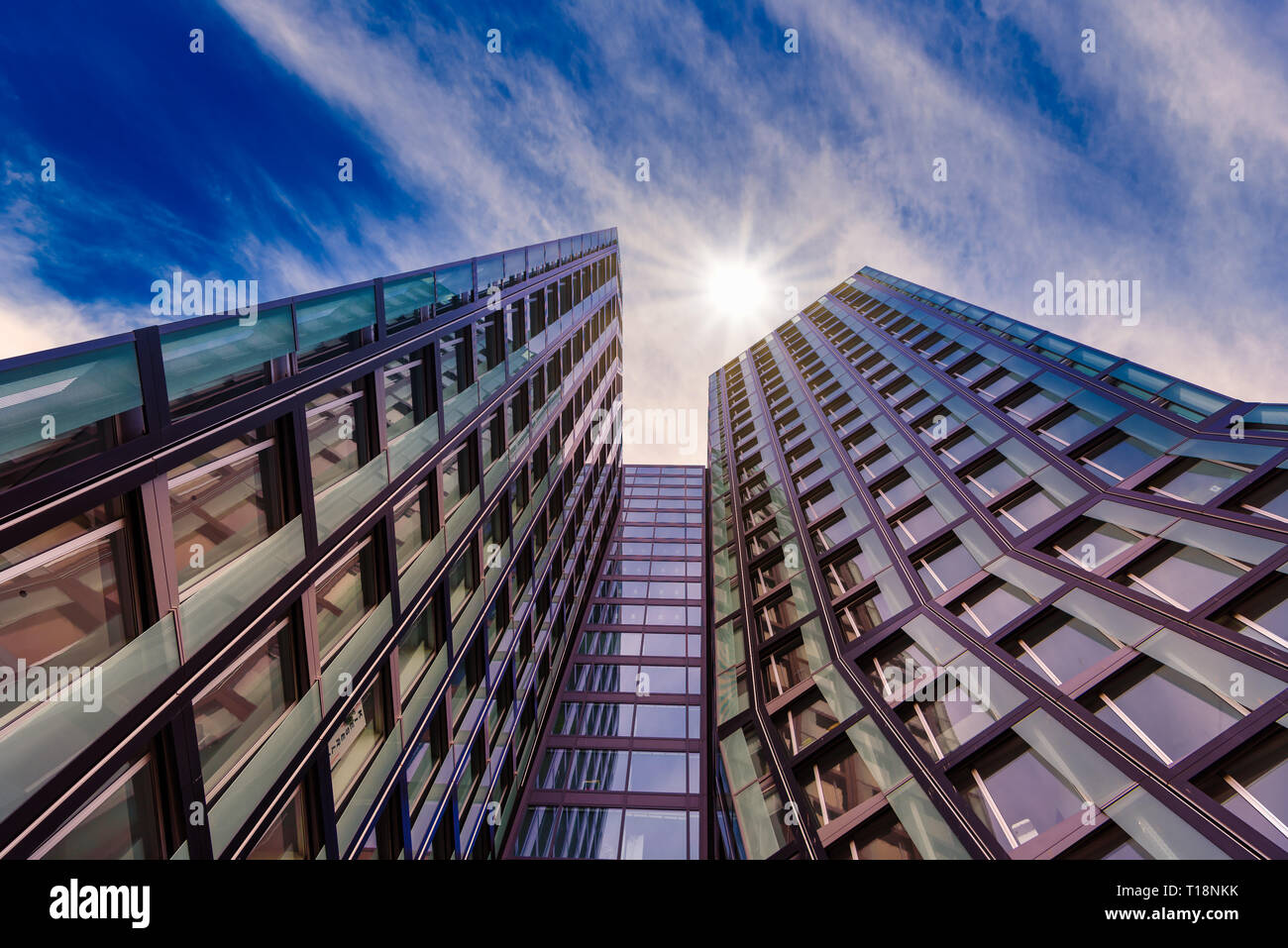 HAMBURG, Deutschland - 27 März 2016: Die berühmten Tanzenden Türme Bürogebäude ragt in den Himmel und beeindruckt mit seiner einzigartigen architektonischen Linien Stockfoto