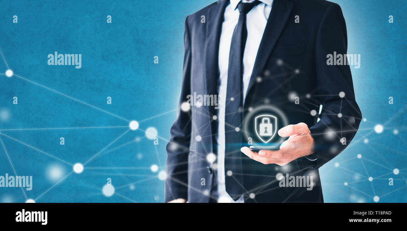 Handy Datenschutz Konzept - mit Smartphone Geschäftsmann mit Netzwerk Abbildung und Sicherheit Symbol Stockfoto