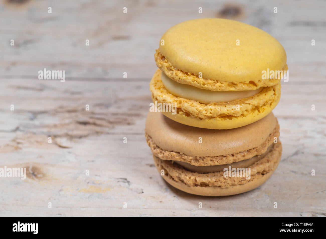 Bunte französische Macarons auf alten Holz Textur Hintergrund isoliert. Pastellfarben - Imagen Stockfoto