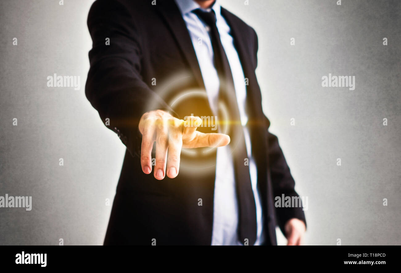 Geschäftsmann zeigte mit dem Finger auf virtuellen Bildschirm-Technology in Business Konzept Stockfoto