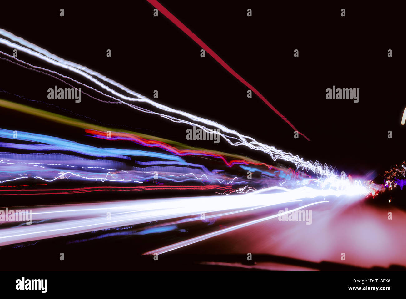 City night lights Perspektive unscharf durch hohe Geschwindigkeit des Autos Stockfoto