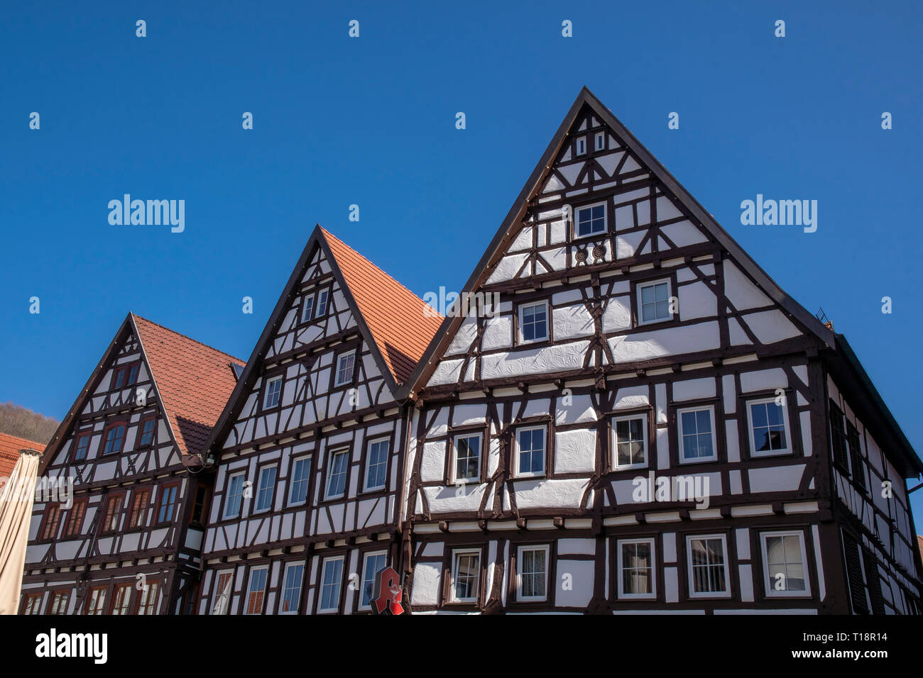 Fachwerkhaus In Bad Urach Auf Dem Marktplatz Vor Einem Blauen