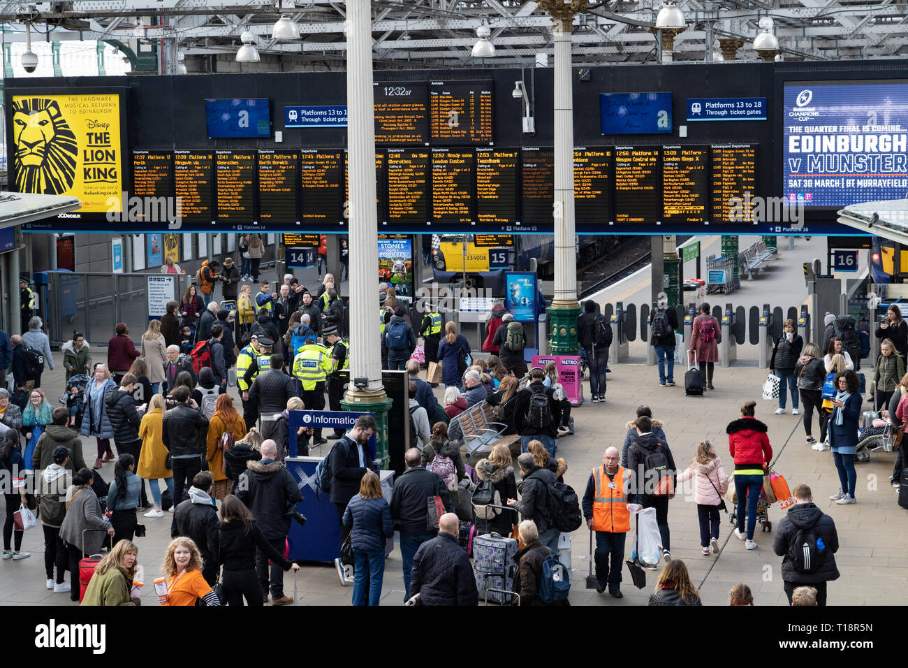 Besetzt Passagier bahnhofshalle an der Waverley Station in Edinburgh, Schottland, Großbritannien Stockfoto