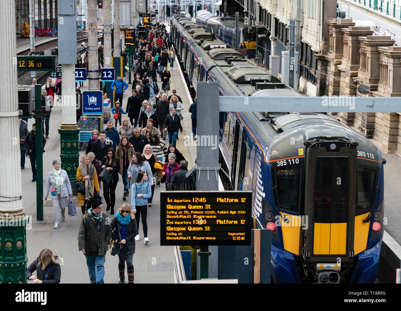 Die Passagiere aussteigen auf die Plattform von scotrail am Bahnhof Waverley Station in Edinburgh, Schottland, Großbritannien Stockfoto