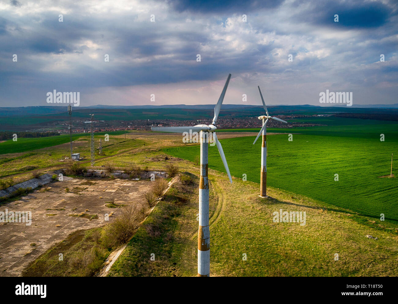 Windmühlen für elektrische Energieerzeugung mit sauberer und erneuerbarer Energien - Luftbild Drohne Schuß Stockfoto