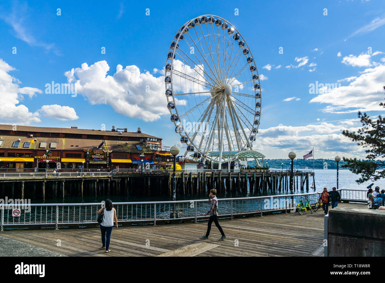 Riesenrad oder große Rad auf ths Seattle Waterfront an einem sonnigen Tag, Elliott Bay, Washington State, USA. Stockfoto