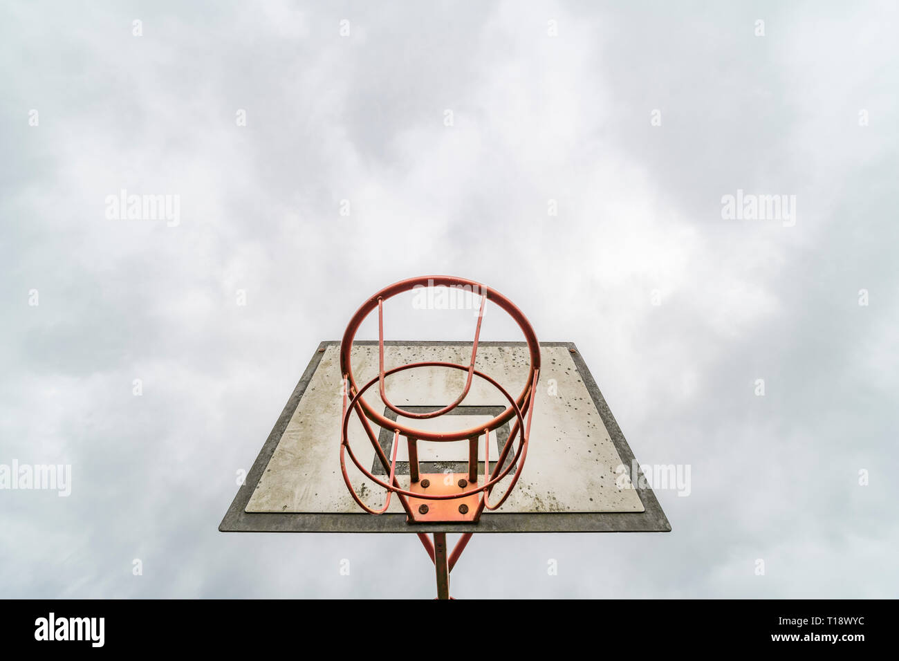 Basketballkorb und Sky. Stockfoto