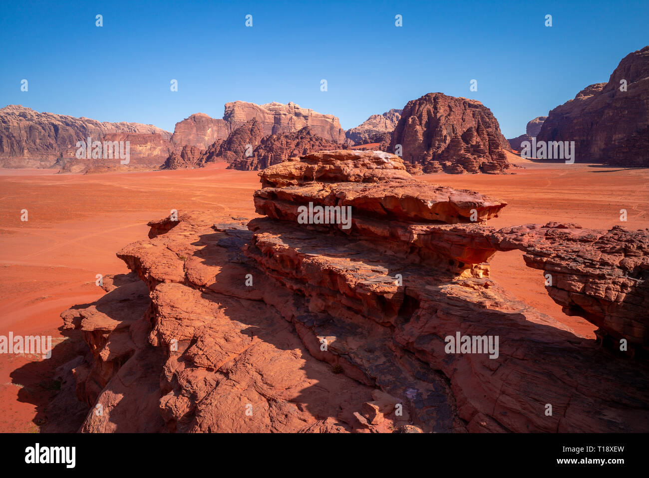 Eine kleine Brücke, die Wüste im Wadi Rum, Jordanien Stockfoto