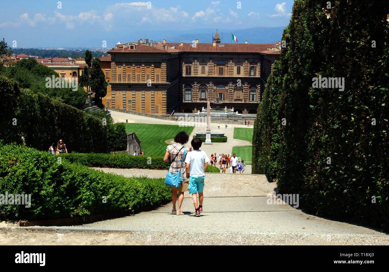 Anzeigen einer Frau und eines Jungen gehen, Schritte in Richtung der Rückseite des Palazzo Pitti Palast an den Boboli Gärten, Florenz, Italien Stockfoto