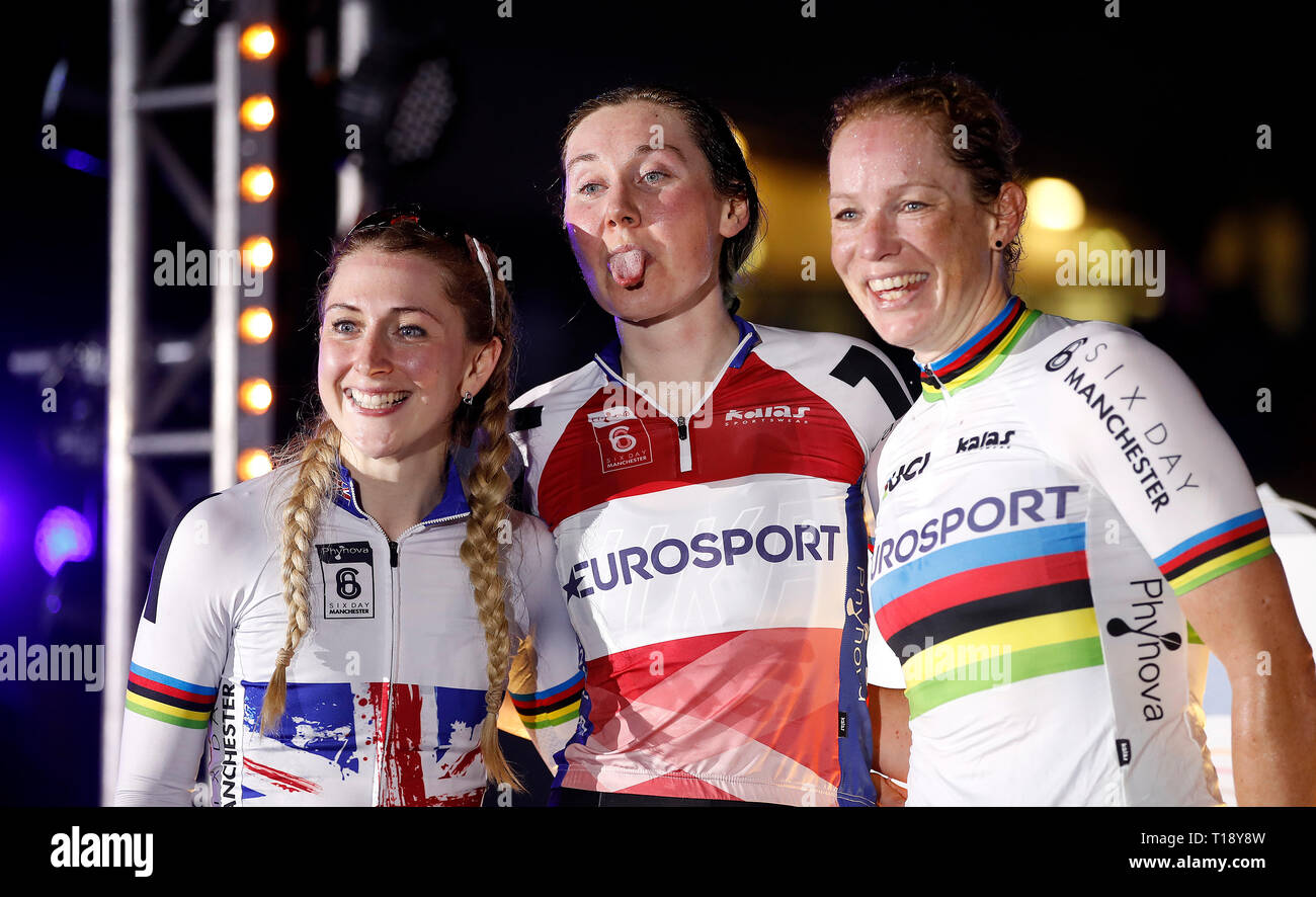 Großbritanniens Katie Archibald (Mitte) mit Laura Kenny (links) und Kirsten Wild (rechts) nach dem Gewinn der sechs Tag Serie, bei Tag drei der sechs Tag Serie an der HSBC nationalen Radfahren Centre, Manchester. Stockfoto