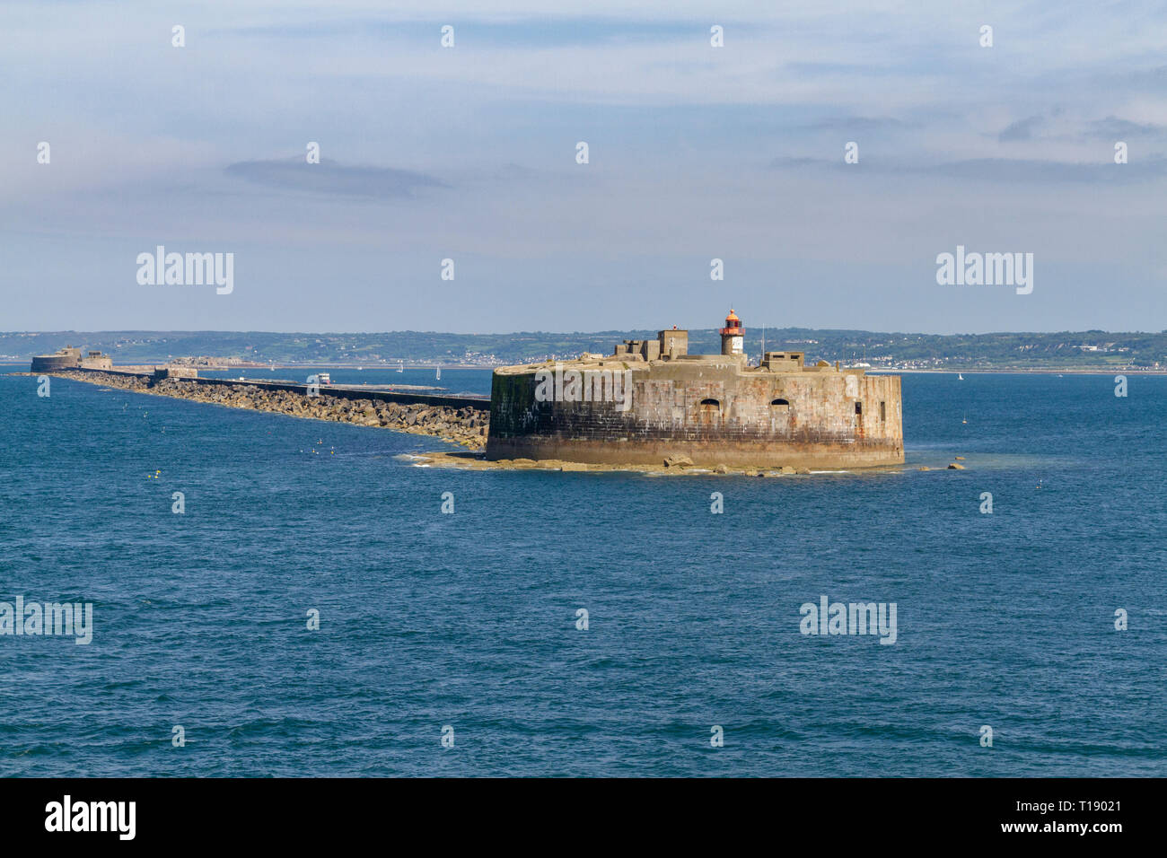 Blick auf Fort de l'Ouest am Eingang zum Hafen von Cherbourg (Rade de Cherbourg), Halbinsel Cotentin, Frankreich. Stockfoto