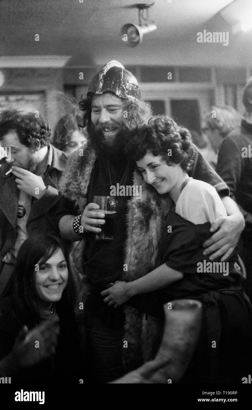 Isle of man, Peel 1970s. Das jährliche Wikingerfest im Juli. Wikingerpaar in einem lokalen Pub nach dem Hauptereignis am Strand, 1978. HOMER SYKES Stockfoto