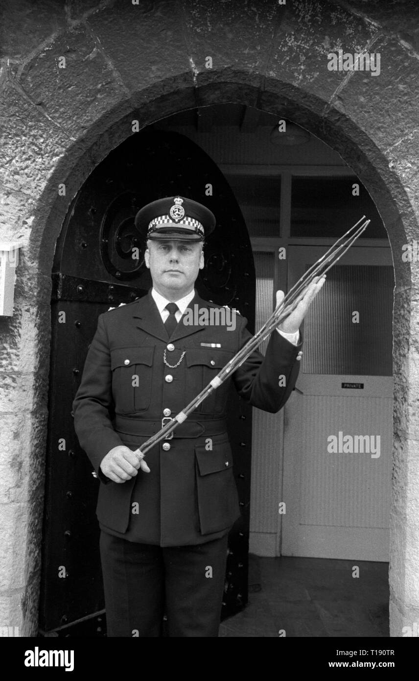 Birching, Law and Order the Isle of man 1970er Jahre. Superintendent Alan Killip, der ranghöchste Polizeibeamte der Isle of man, der eine Manx-Birkenrute in Castle Rushen, Castletown, hält. Die Manx Birkenstange wurde noch in den 1970er Jahren zur körperlichen Bestrafung auf der Isle of man verwendet Von der Polizei an Kleinstraftäter verwaltet. 1978 HOMER SYKES Stockfoto