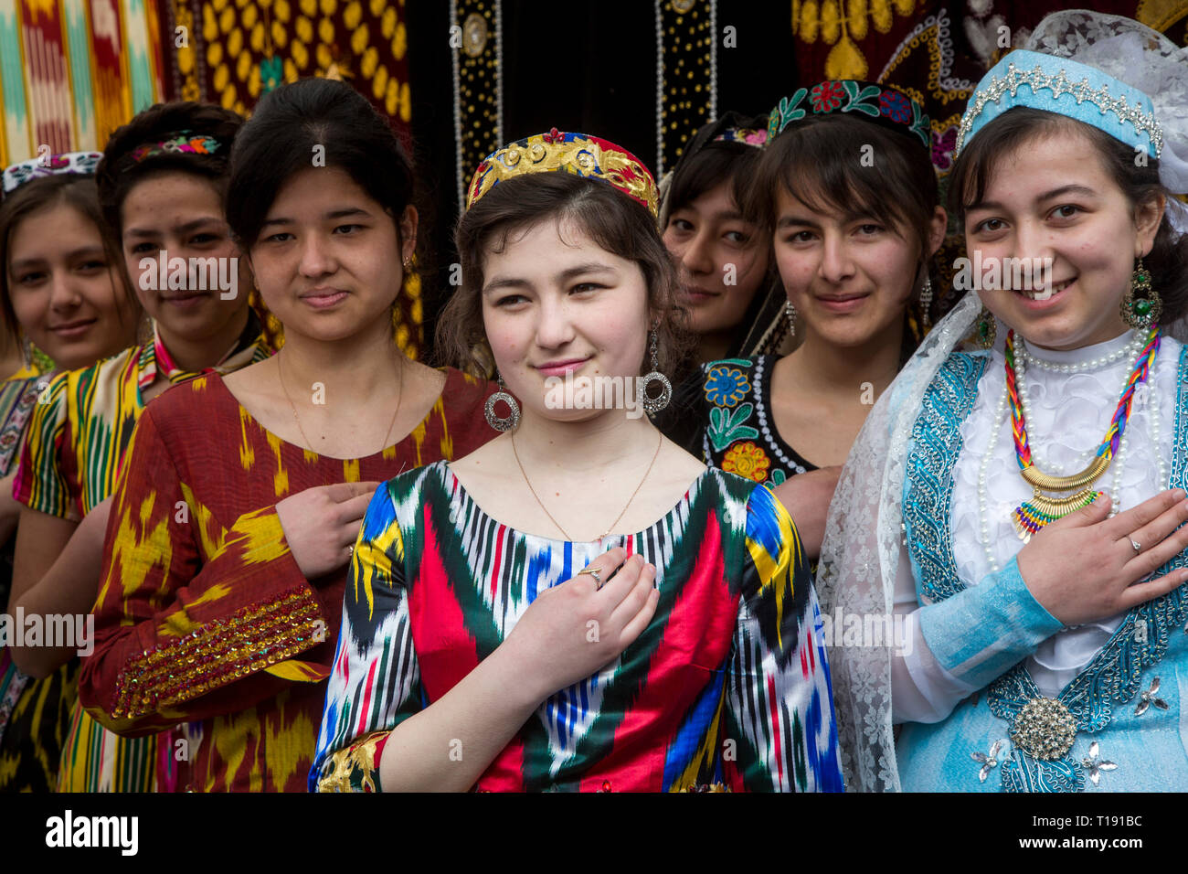 Frauen in traditioneller Nationaltracht während der Neujahrsfeier Nowruz Im zentralen Park der Stadt Khujand in Tadschikistan Stockfoto