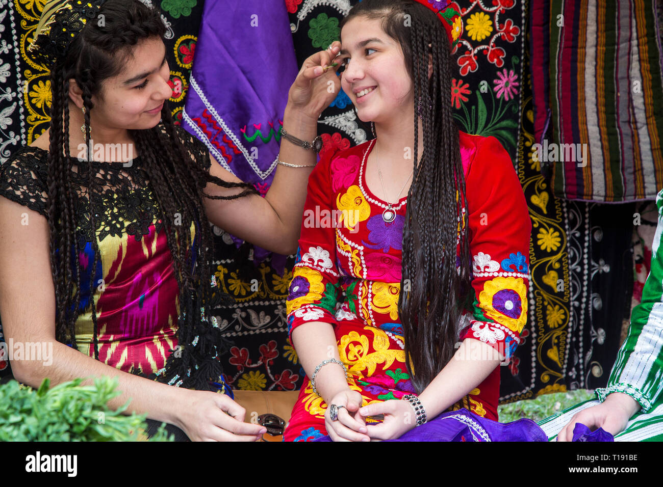 Frauen in der traditionellen Tracht im Neuen Jahr Nowruz Feier im Central Park von Khujand City in Tadschikistan Stockfoto