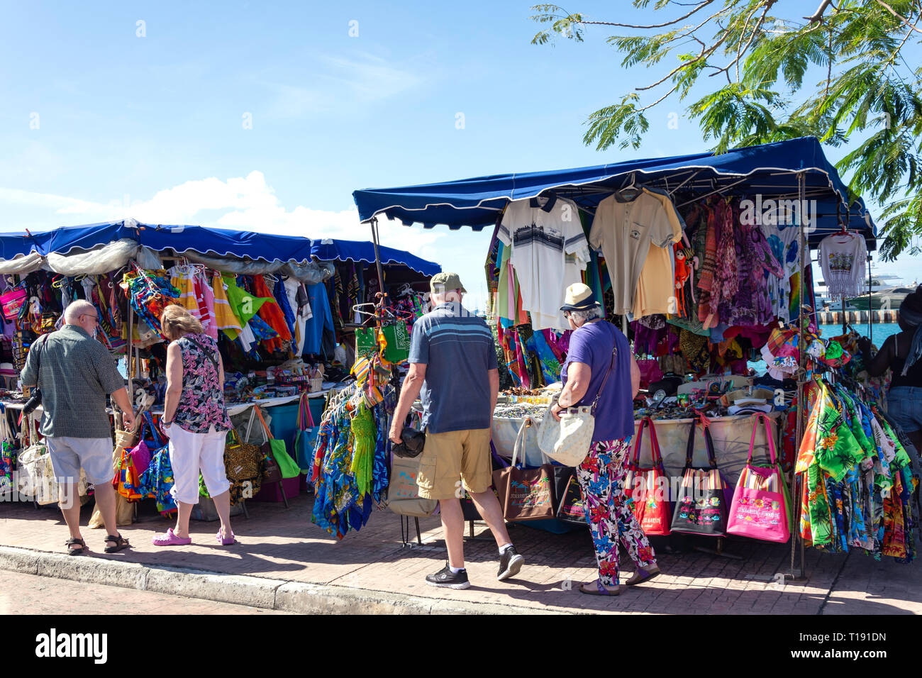 Souvenirstände, Place du Marché, Marigot, Saint Martin, Kleine Antillen, Karibik Stockfoto