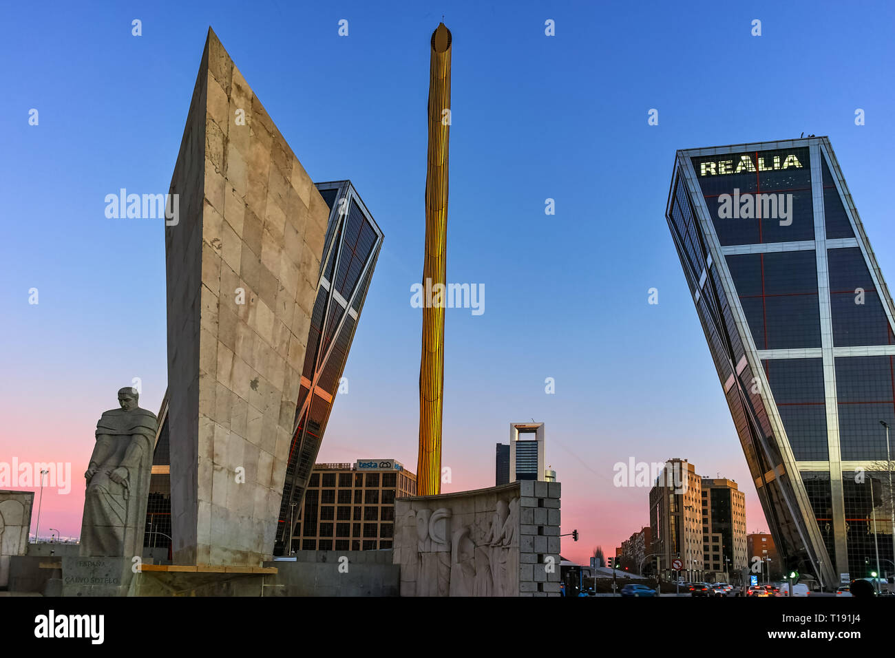 MADRID, Spanien - 23. JANUAR 2018: Amazing Sunrise Stadtbild von Tor zu Europa (Kio Towers) am Paseo de la Castellana Straße in der Stadt Madrid, Spanien Stockfoto