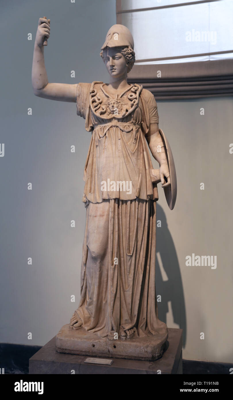 Athena. Antike griechische Göttin. 2. Marmorstatue, römische Kopie eines griechischen Originals. Nationales Archäologisches Museum, Neapel. Stockfoto