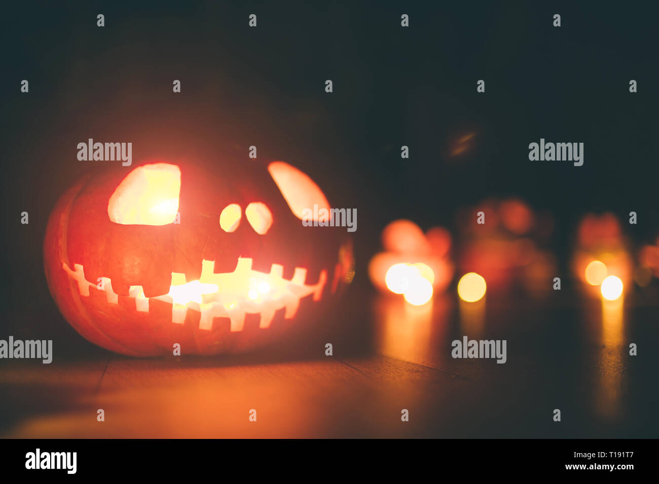 Ghost pumpkins auf Halloween. ead Buchse auf dunklem Hintergrund. Urlaub indoor Dekorationen. Stockfoto