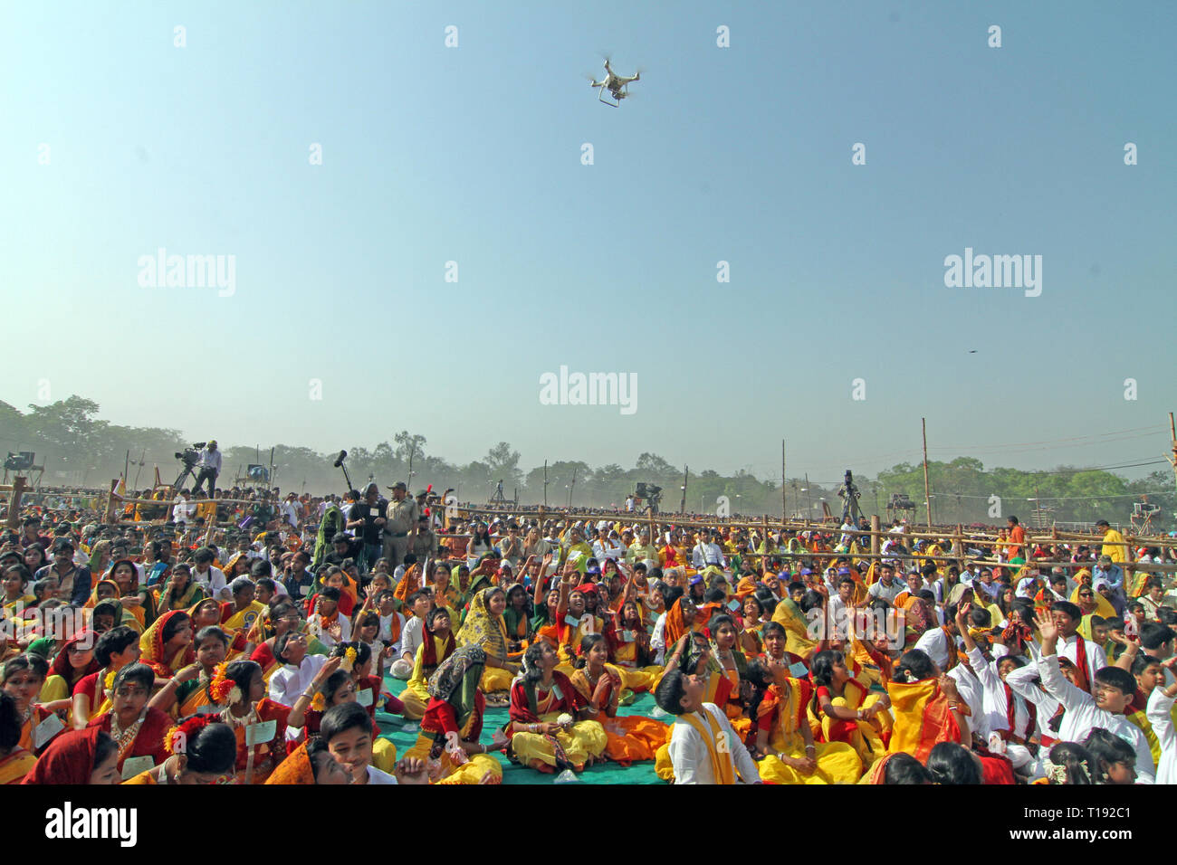Menschen versammelt, um das Programm der "basanta Utsav' während der drohne  Kamera Fotos von der Oberseite des Programms zu sehen. Rabindranath Tagore  erster Nobelpreisträger aus Asien eingeführt' Basanta Utsav' in  Santiniketan im