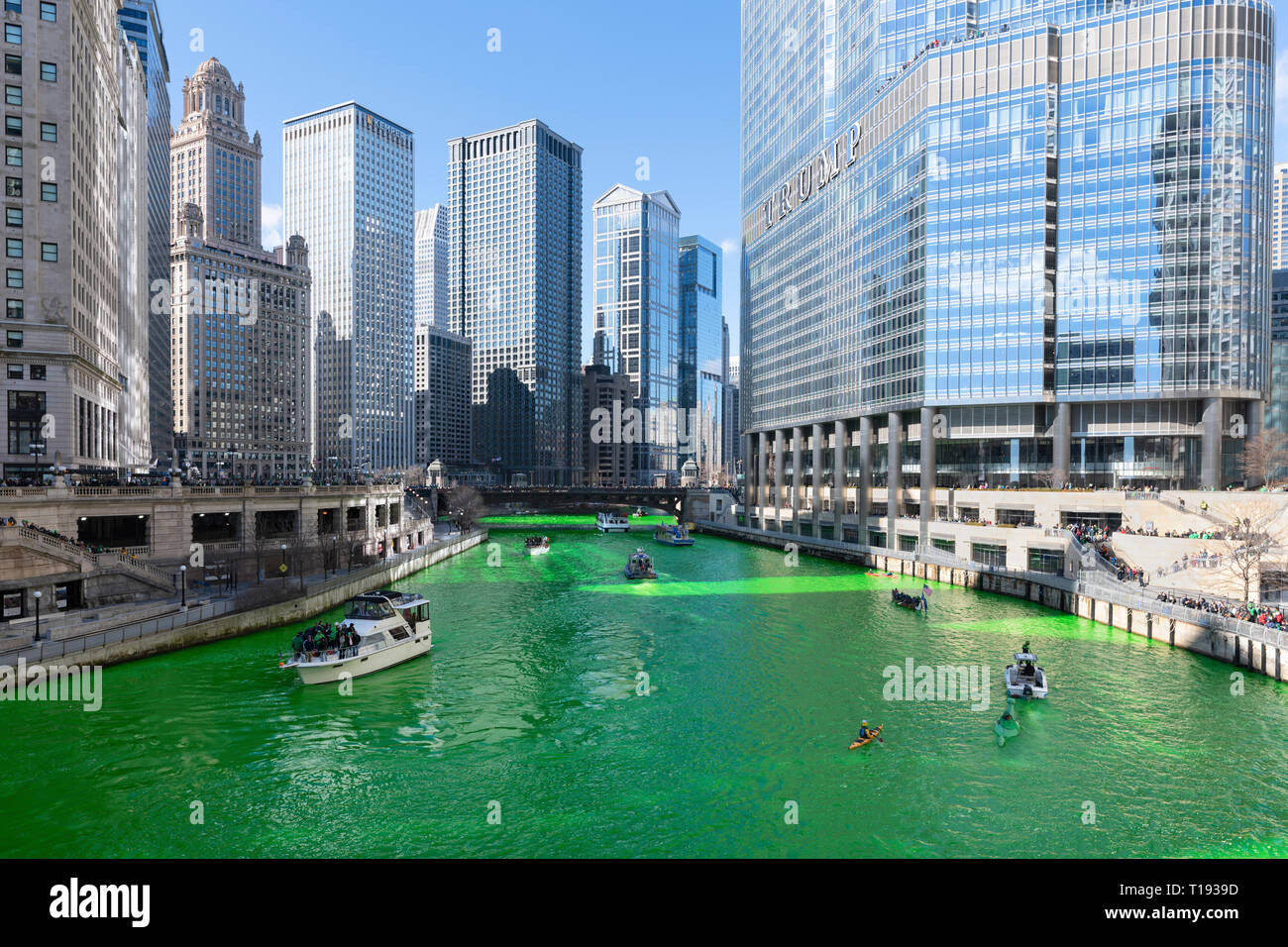 Färben Chicago River Green ist ein Teil des jährlichen Saint Patric's Day Feier und einen unvergesslichen visuellen Spektakel für die Einheimischen und Touristen. Stockfoto