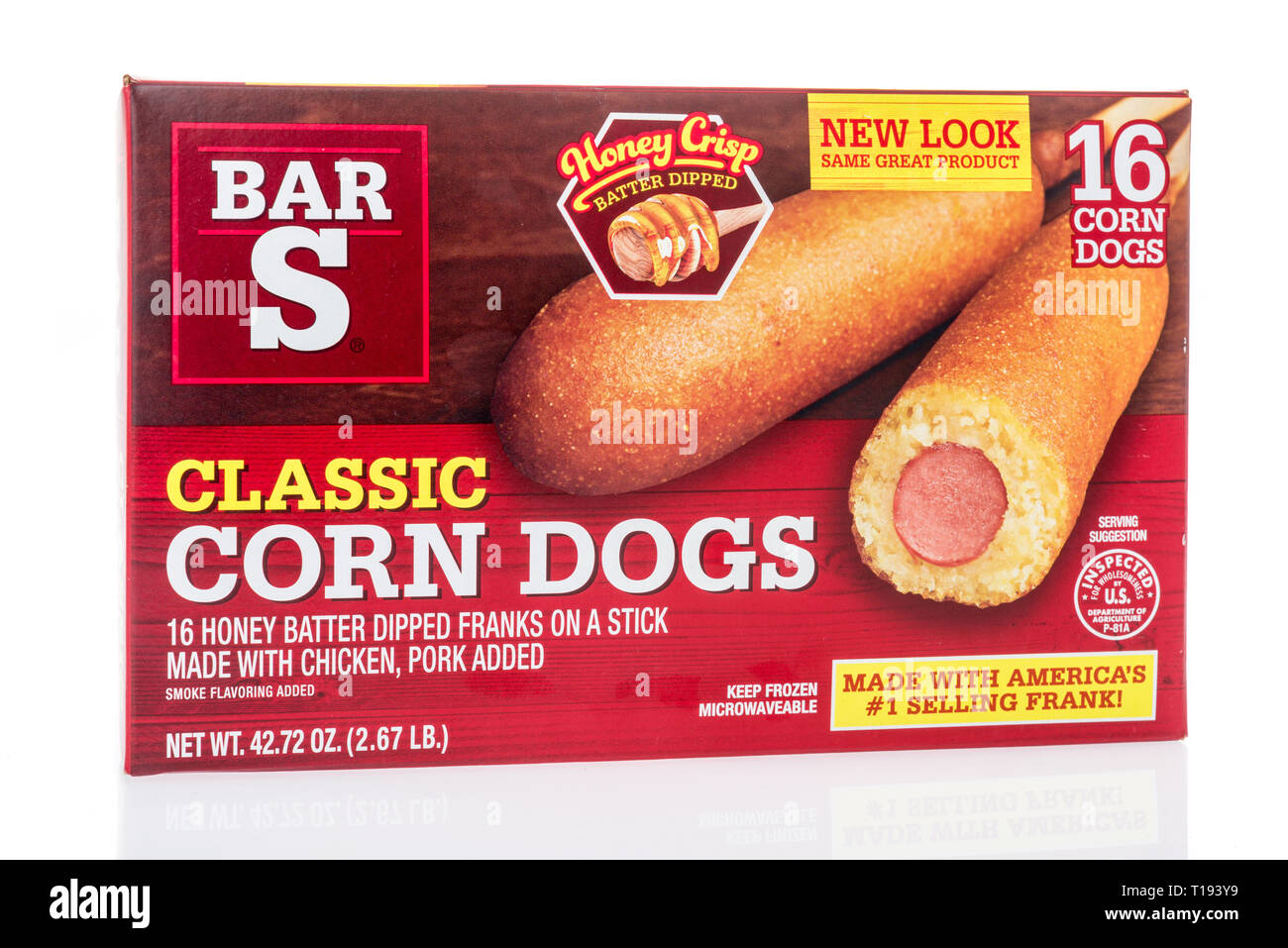 Winneconne, WI - 17. März 2019: ein Paket von Bar S classic Mais Hunde mit Honig frische Teig getaucht in einem isolierten Hintergrund Stockfoto
