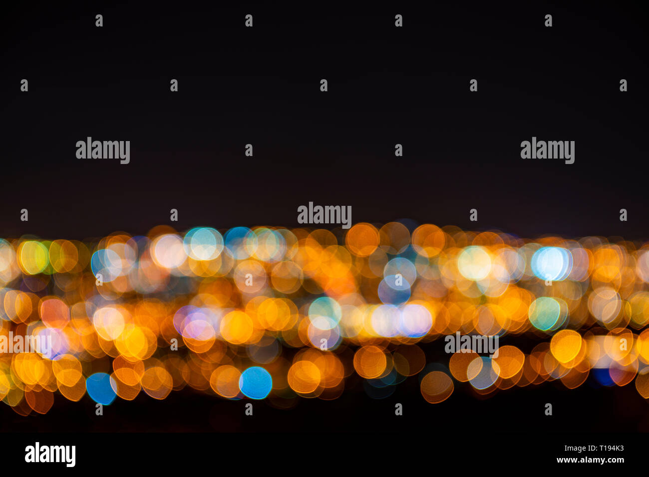 Abstrakte Stadtbild Foto von city night lights mit einer langen Belichtungszeit. Für Wallpaper und Hintergründe. In Quito, Ecuador fotografiert. Stockfoto