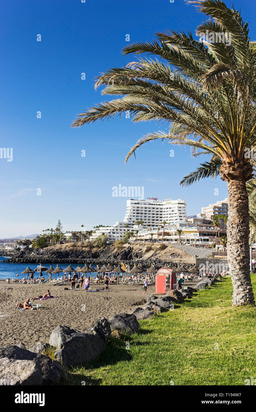 Strand in Costa Adeje, Teneriffa mit Hotel Villamar in der Ferne. Stockfoto
