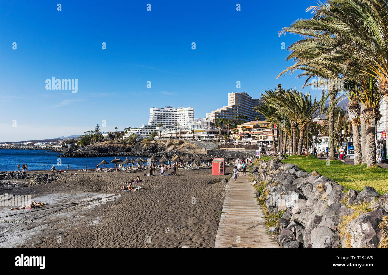 Strand in Costa Adeje, Teneriffa mit Hotel Villamar in der Ferne. Stockfoto