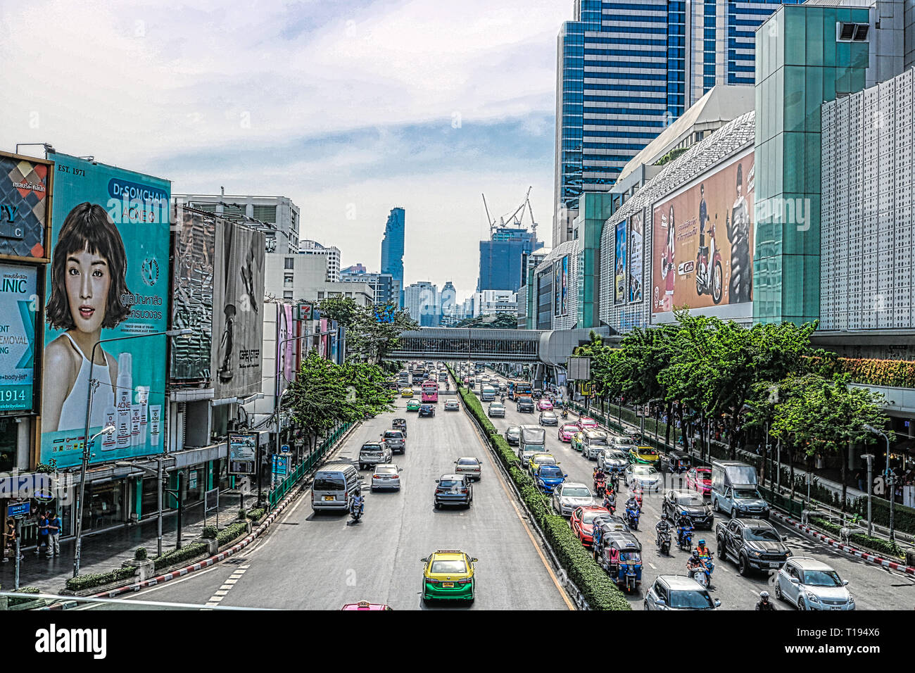 Dieses einzigartige Bild zeigt die Stadt Leben in Bangkok. Thailand. Es ist an der Hauptstraße eine viel Verkehr und erkennen Sie die geschäftigen gut fahren Stockfoto
