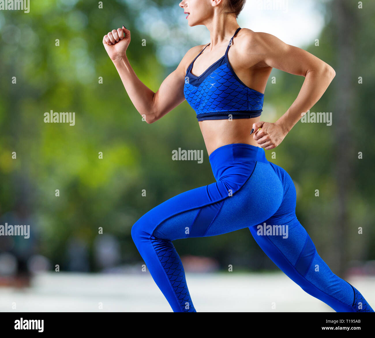 Sportliche junge Frau beim Joggen im Sommer. Stockfoto