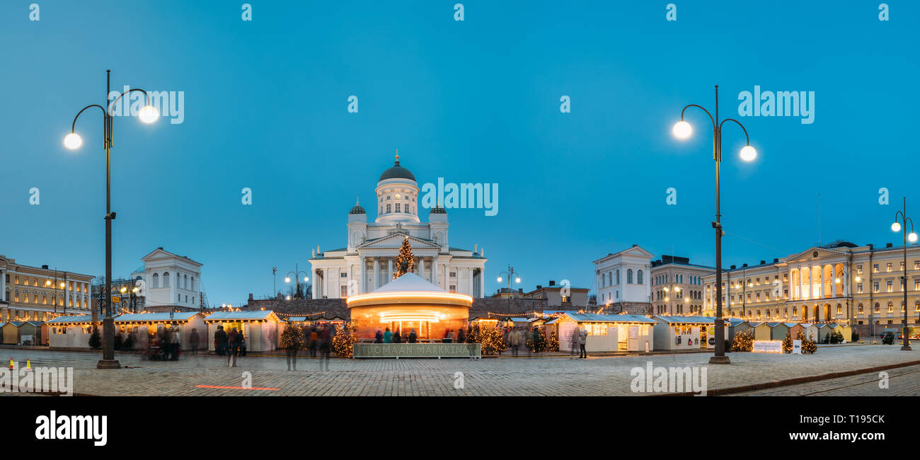 Helsinki, Finnland - 11. Dezember 2016: Weihnachtsmarkt am Senatsplatz mit Urlaub Karussell und Wahrzeichen der lutherischen Kathedrale im Winter Nig Stockfoto