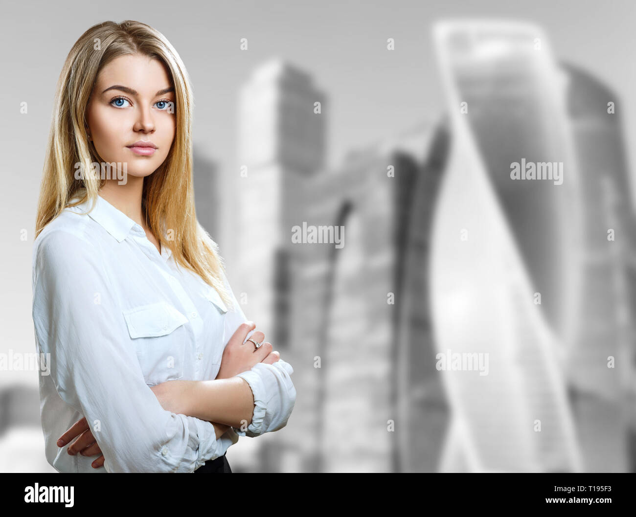 Business woman steht über stadtbild Hintergrund. Stockfoto