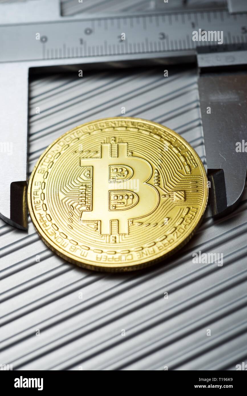 Bitcoin und Bremssattel auf einem Metalltisch. Stockfoto