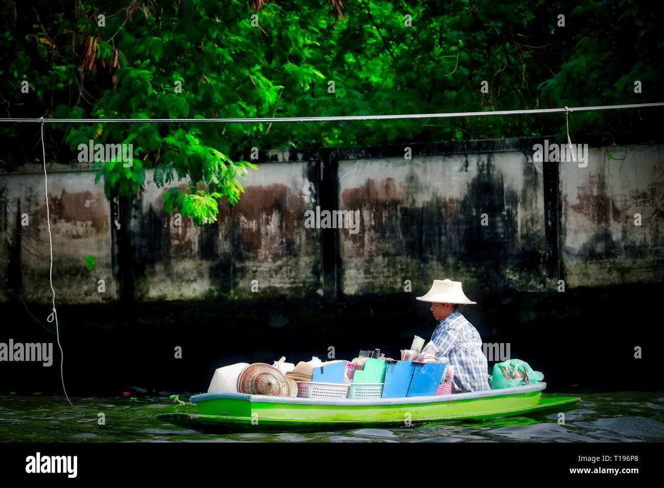 Dieses einzigartige Bild zeigt eine Ware - verkaufen Boot auf den Kanälen von Mae Nam Chao Phraya in Bangkok Stockfoto