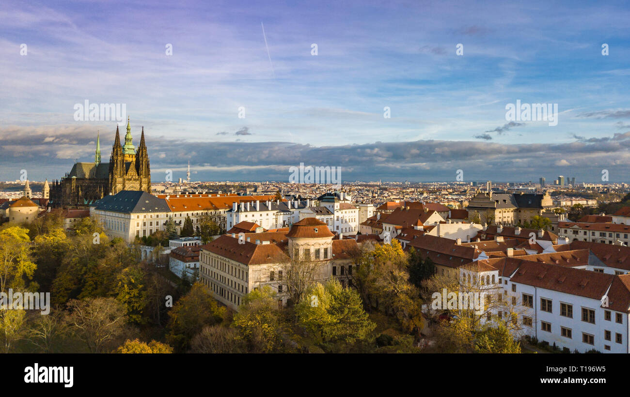 Ein Blick von der anderen Seite der Prager Burg Stockfoto