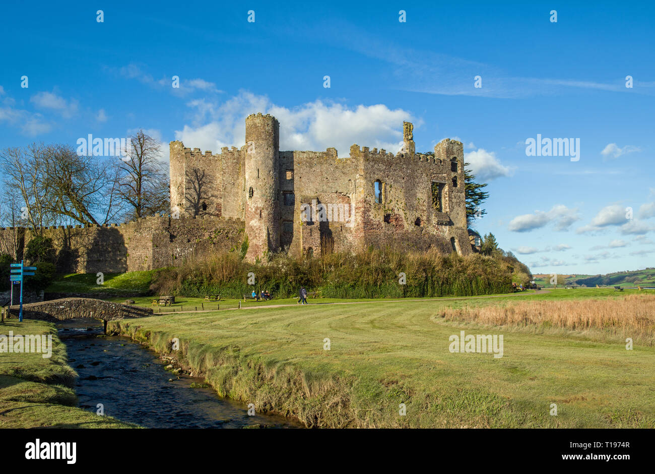 Laugharne Schloss Carmarthenshire South Wales. Laugharne war die Heimat von Dylan Thomas und ist ein hübsches und ruhiges Dorf auf der Carmarthenshire Küste. Stockfoto