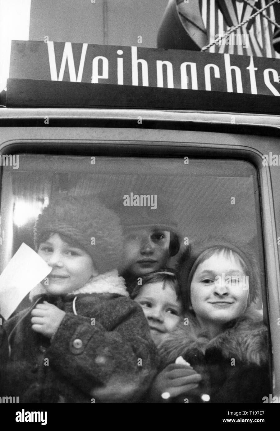 Weihnachten, Weihnachtsmarkt, Nürnberg Weihnachtsmarkt, Kinder am Fenster einer Postkutsche aus dem 19. Jahrhundert, Dezember 1963, Additional-Rights - Clearance-Info - Not-Available Stockfoto