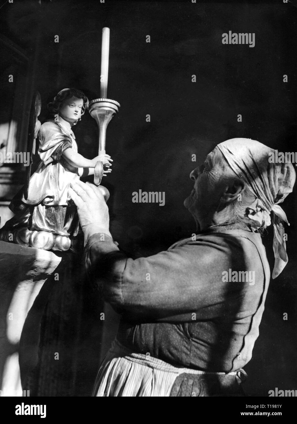 Religion, Christentum, Kirche/Gemeinde, Sexton mit einer Kerze, die Skulptur eines Engels, Moerlbach, 1953, Additional-Rights - Clearance-Info - Not-Available Stockfoto