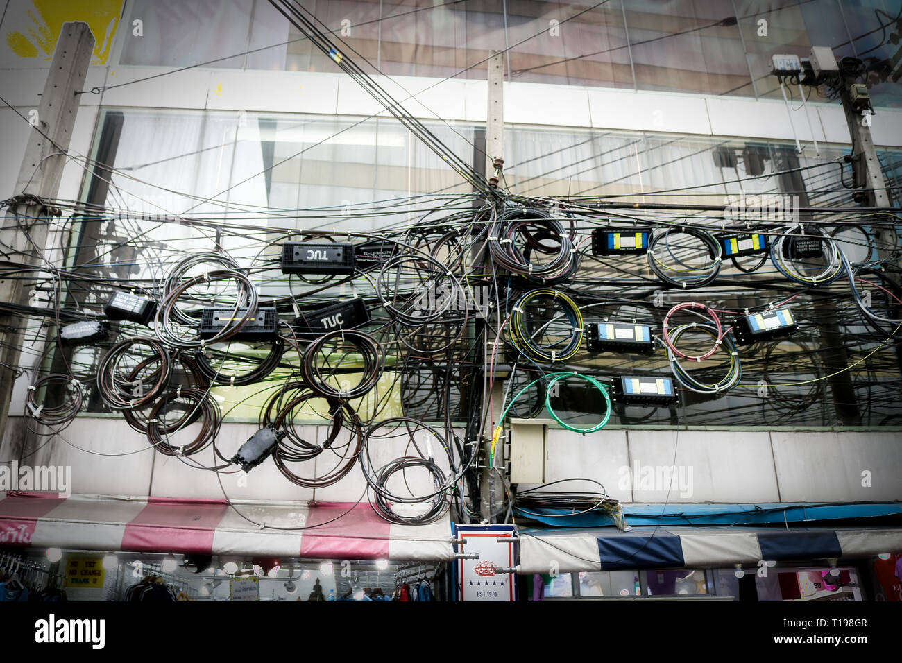 Dieses einzigartige Foto zeigt die Stromkabel in Bangkok, Thailand Stockfoto
