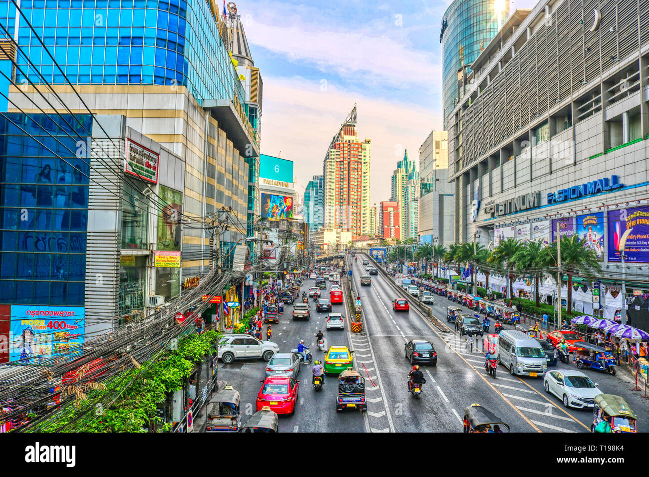 Dieses einzigartige Bild zeigt die Stadt Leben in Bangkok. Thailand. Es ist an der Hauptstraße eine viel Verkehr und erkennen Sie die geschäftigen gut fahren Stockfoto