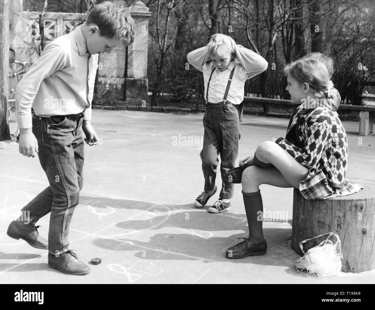 Menschen, Kinder, Spielen, Kinder an Hopse, 1960er Jahre, Additional-Rights - Clearance-Info - Not-Available Stockfoto