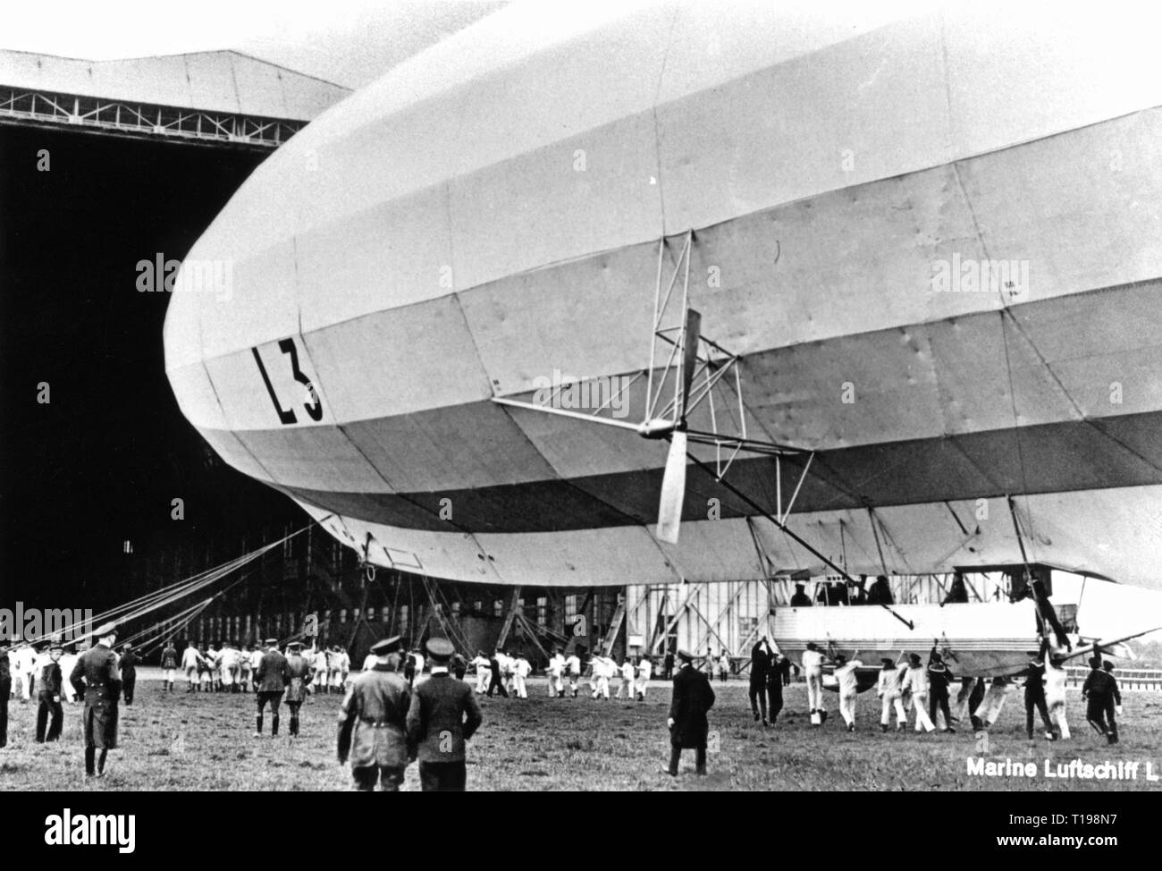 Verkehr/Transport, Luftfahrt, Luftschiff, naval Luftschiff L3 (Zeppelin LZ 24) der Kaiserlichen Marine, wird mitgeführt in den Hangar, Deutschland, 1914, Additional-Rights - Clearance-Info - Not-Available Stockfoto
