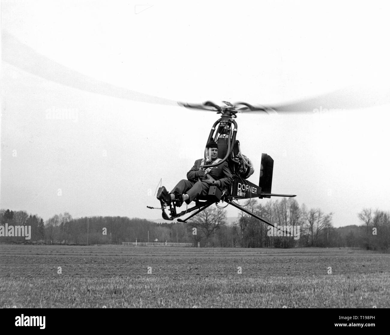 Verkehr/Transport, Luftfahrt, Hubschrauber, Dornier Do 32, zusammenklappbar Militärhubschrauber, Demonstration, Dornier Werke, 1962, D-HOPF, V-2, Flug, Flüge, Fliegen, Technics, Rotor, Rotoren, Entwicklung, Militär, faltbar, show, Präsentation, Leistung, Shows, Präsentationen, Performances, Wiese, Wiesen, Landschaft, Landschaften, Menschen, Flugzeug, Pilot, Piloten, Aviator, Flieger, Deutschland, 20. Jahrhundert, 1960er Jahre, Transport, Transport, Helikopter, Hubschrauber, Demonstration, Demo, Demos, Demos, historischen, geschichtlichen, Additional-Rights - Clearance-Info - Not-Available Stockfoto
