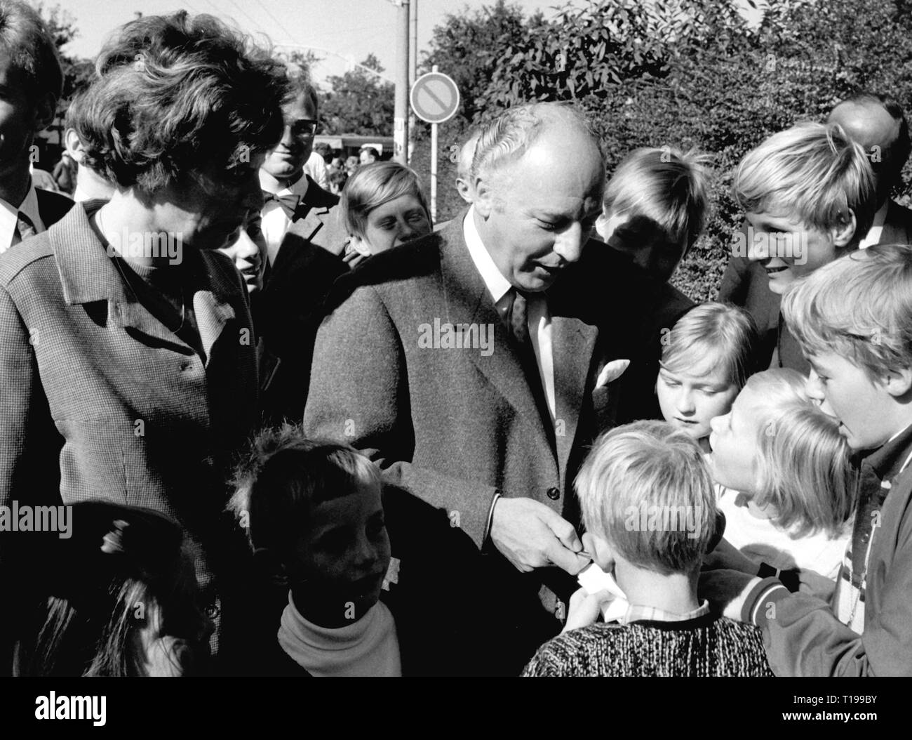 Politik, Wahlen, Deutschland, Wahl in den Bundesrat Diät 1969, Walter Scheel, Kandidat der Freien Demokratischen Partei, mit Frau Mildred in das Gespräch mit Kindern, 28.9.1969, FDP, halbe Länge, halbe Länge, Personen, Gruppe, Gruppen, Bundestag, Wahl, Bundesrepublik Deutschland, 20. Jahrhundert, 1960er Jahre, Politik, Politik, Wahlen, Abstimmungen, Kandidat, Bewerber, Partei, Parteien, Frau, Frauen, Gespräche, Gespräche, Reden, Gespräche, Kinder, Kind, Kinder, Junge, historische, historische, Additional-Rights - Clearance-Info - Not-Available Stockfoto
