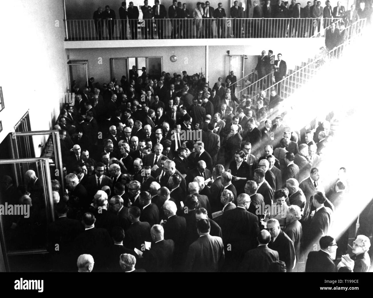 Politik, Parlament, Deutschland, Bundestag, Stimmabgabe durch Division der Versammlung und den Vertretern der Gemeinde betreten werden, Bundeshaus, Bonn, 1950er Jahre, Additional-Rights - Clearance-Info - Not-Available Stockfoto
