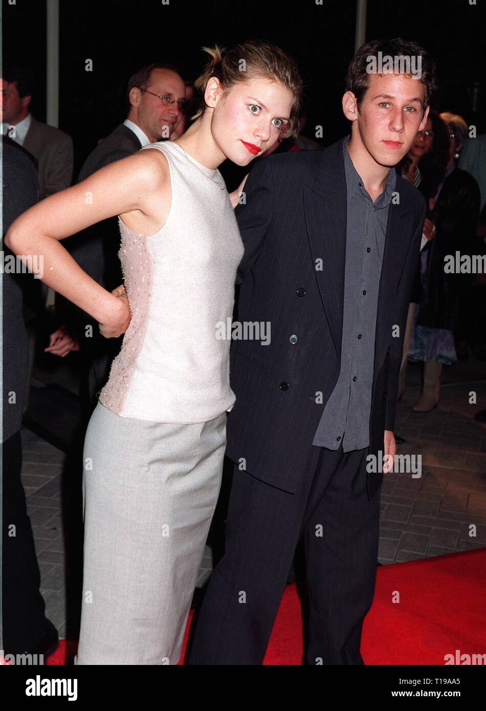 LOS ANGELES, Ca. November 19, 1997: Schauspielerin Claire Danes & Freund bei der Premiere ihres neuen Films, "John Grisham Der Regenmacher", bei Paramount Studios, Hollywood. Stockfoto
