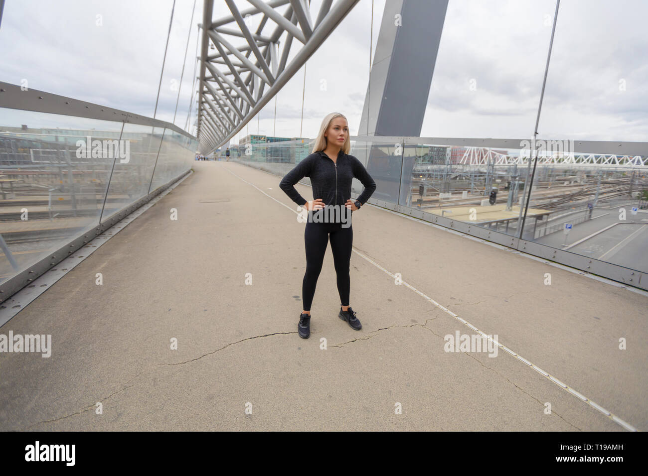 Schöne Frau Athlet, der an moderne Brücke in der Stadt Stockfoto