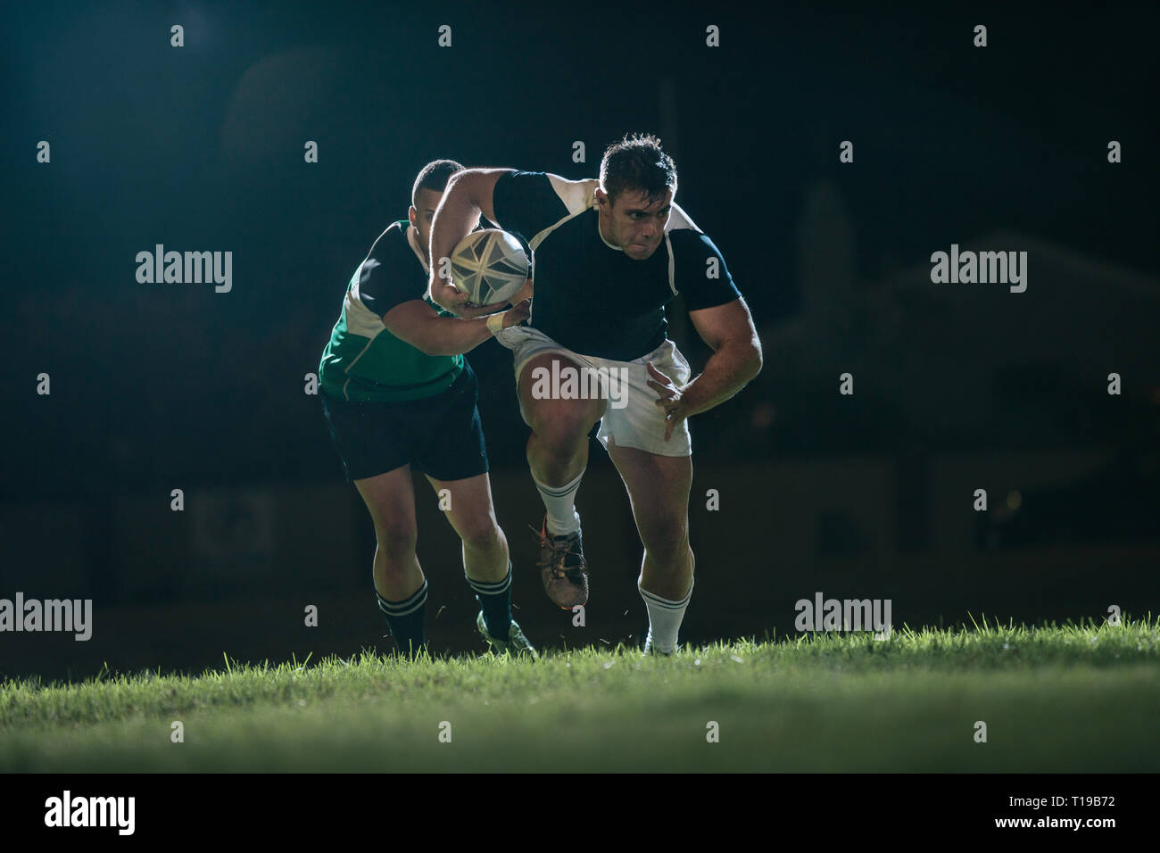 Flanker läuft mit Kugel und die Bekämpfung der Gegner während des Spiels. Rugby-spiel in Aktion. Stockfoto
