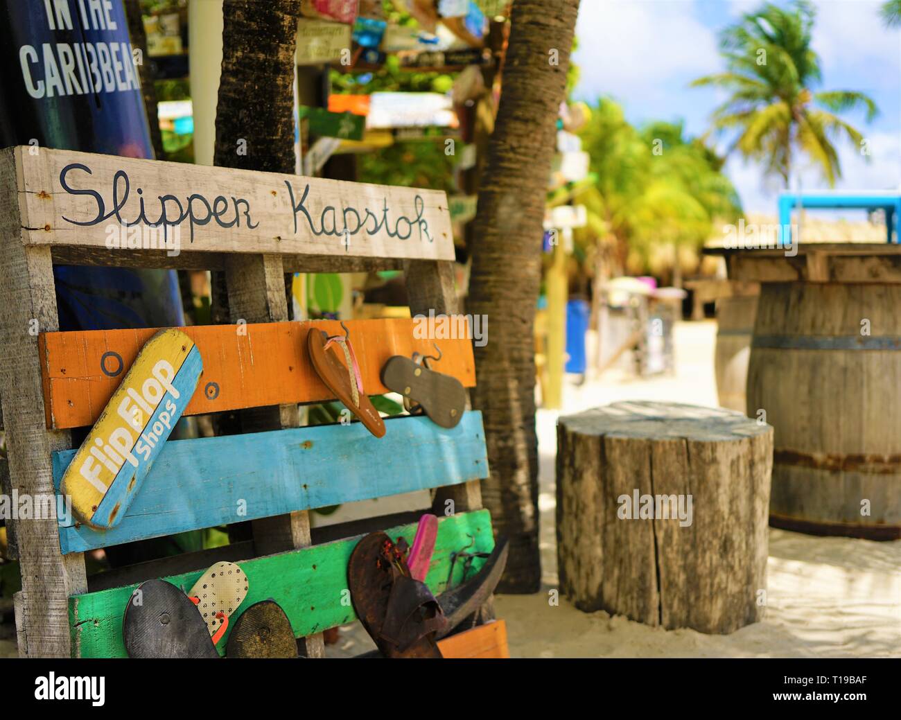 Mambo Beach, Curacao / Niederländische Antillen - 15. März 2019: flip flops Garderobe am Strand Stockfoto